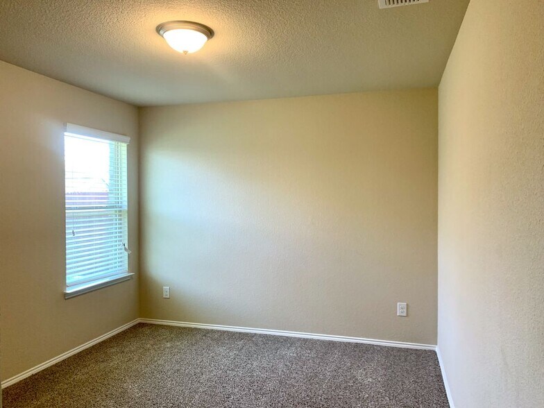 Building Photo - 1300 Foxglove Ln