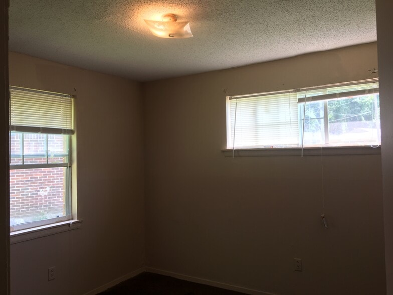 Building Photo - 2563 Peres Ave