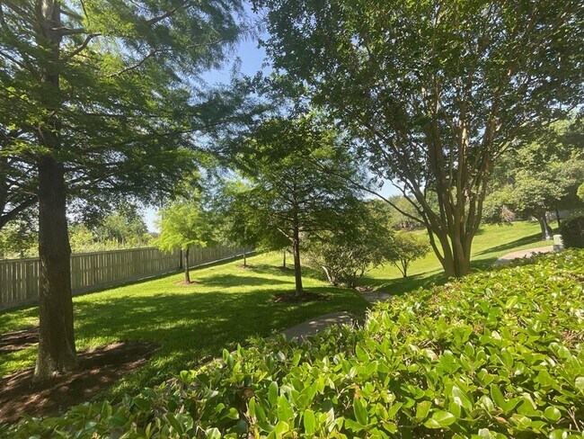 Building Photo - 3325 Clearview Cir