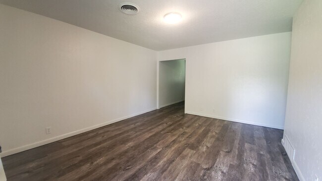 Building Photo - (2) Bedroom Duplex E Norman Avail NOW!