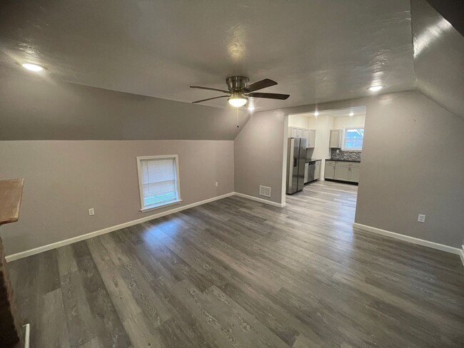 Building Photo - 2 bedroom Apartment in Mt Washington!