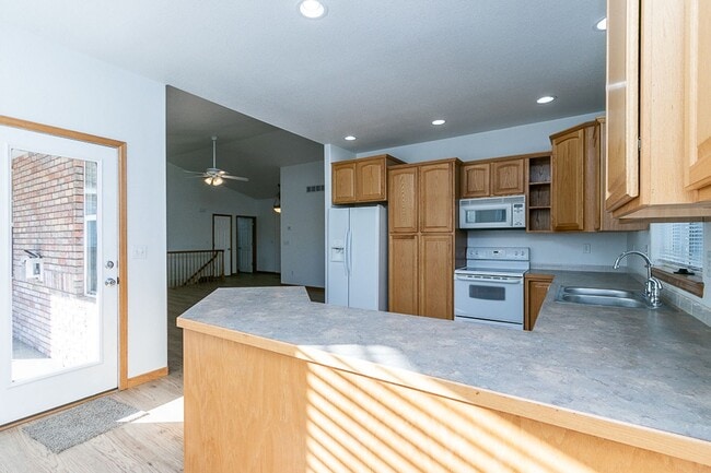 Building Photo - Wonderful ranch style brick home!