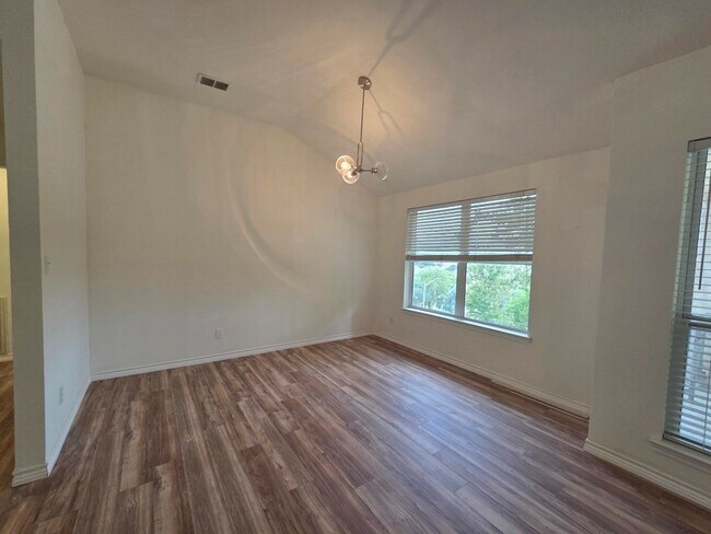 Building Photo - 1303 Malibu Dr