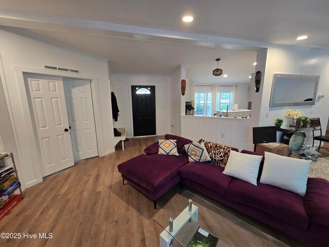 Building Photo - 328 Groves Point Cir