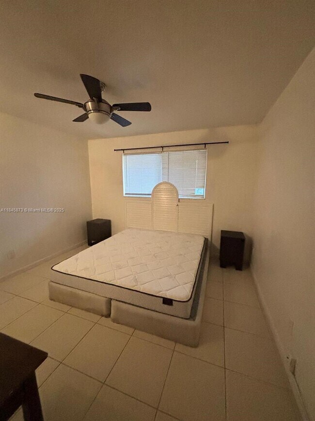 Building Photo - 1104 N 17th Ct