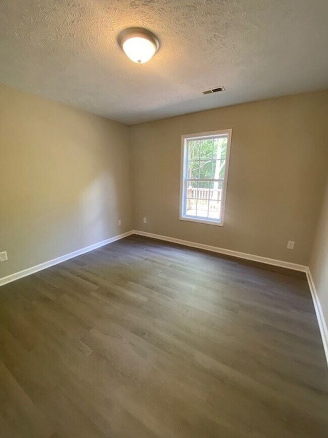 Building Photo - Welcome to this charming 3-bedroom, 2-bathroom home located in the vibrant city of Wilmington, NC.