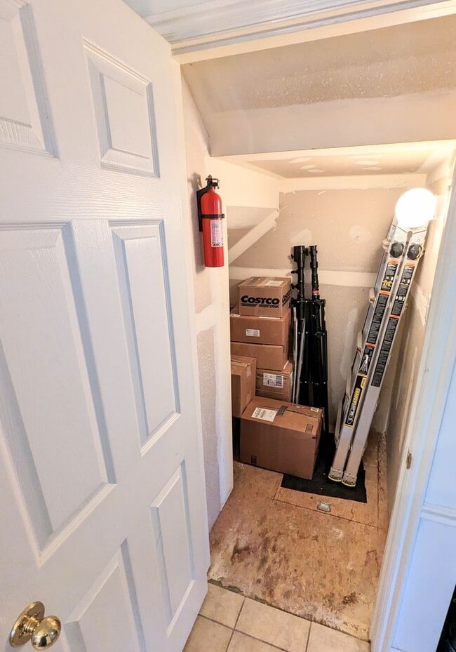 Building Photo - Provo Townhouse