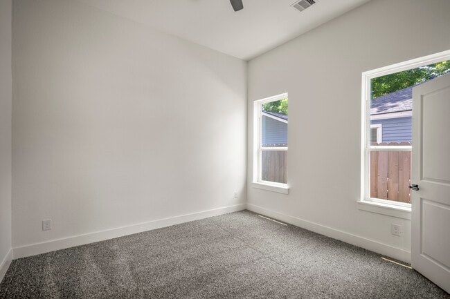 Building Photo - 1226 E 23rd St