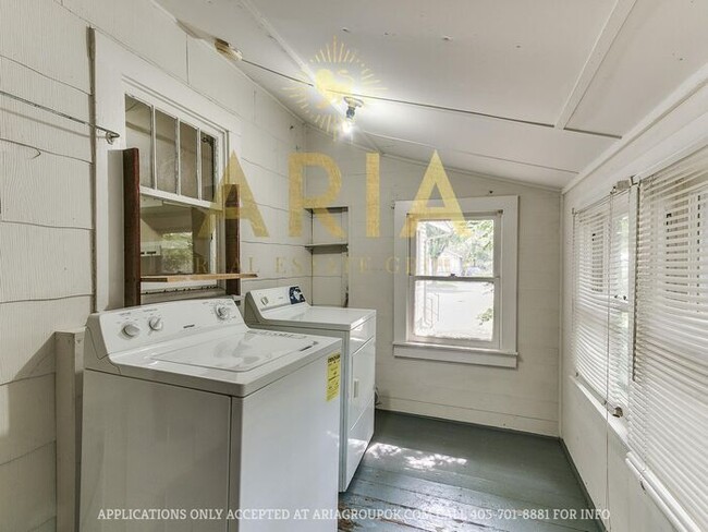 Building Photo - Charming 2 Bedroom/1 Bath Norman Home - Av...