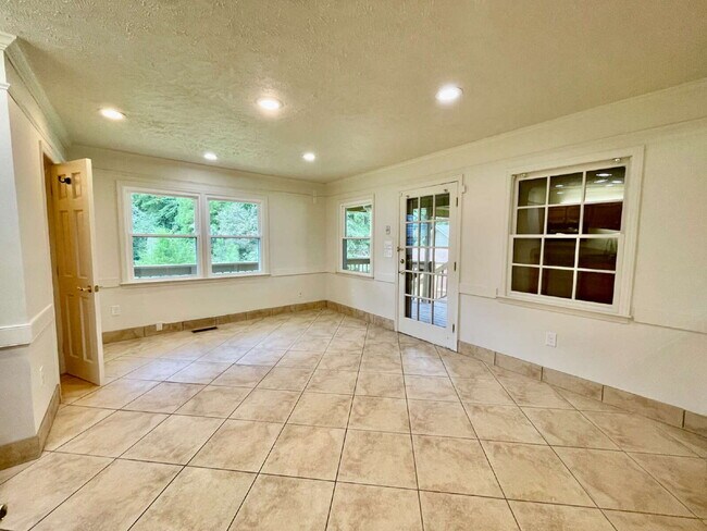 Building Photo - Spacious 6-Bedroom Gem In Fayetteville!