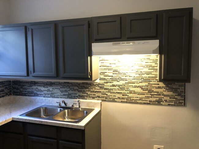 Building Photo - 743 E Parkway S