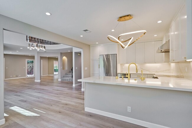 Building Photo - Beautiful and spacious 3 bedroom 2.5 bath ...