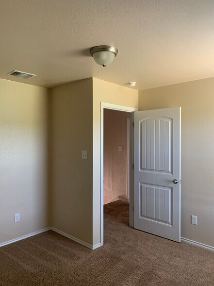 Building Photo - 935 Brookview Dr