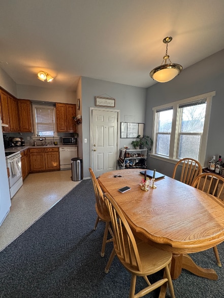 Building Photo - 615 W Waverly Pl