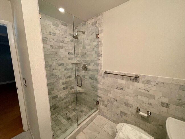 Building Photo - Updated 3 Bed 2.5 Bath Townhouse - SoHo / Hyde Park Area