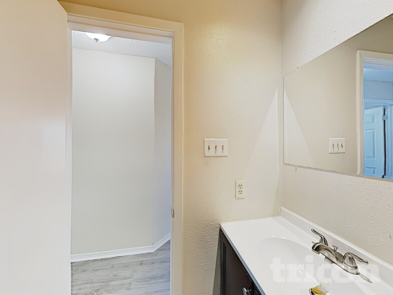 Building Photo - 10526 Kinderhook Dr