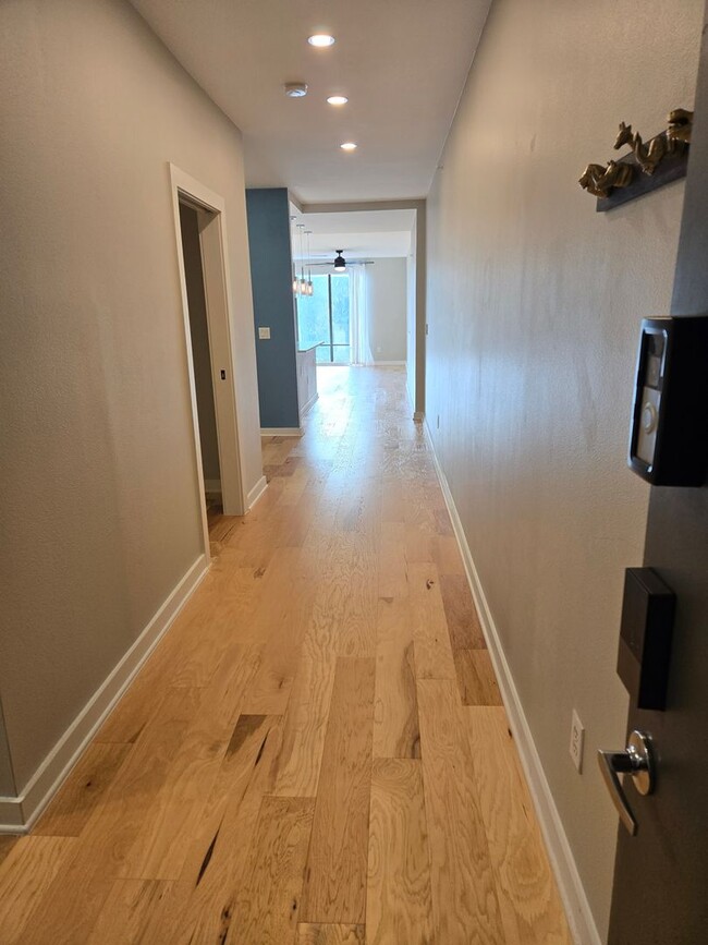 Building Photo - Spacious 2/2 Oak Lawn Condo w/ All Applian...