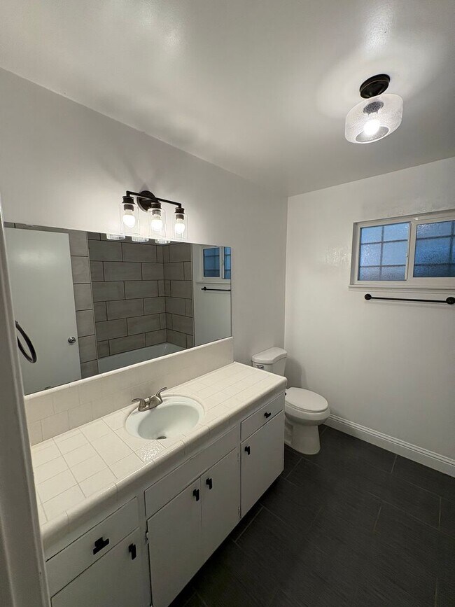 Building Photo - SW Visalia Home Available Now!