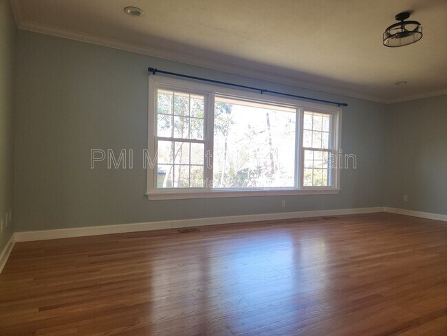 Building Photo - 1220 Woodmont Dr