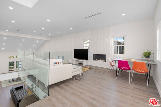 Building Photo - 14632 Valley Vista Blvd