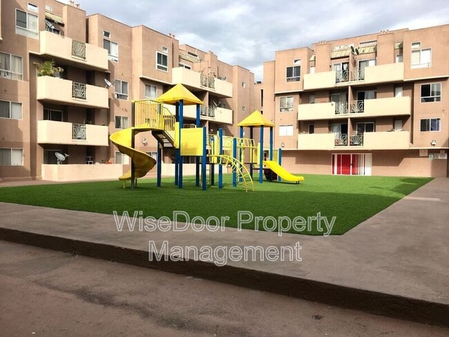 Building Photo - 450 E 4th St