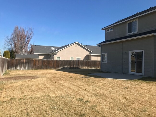 Building Photo - Meridian Charmer with 3 Car Garage, & Huge Backyard!