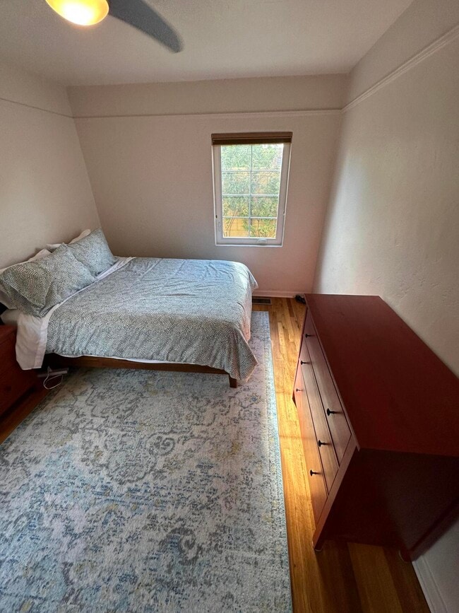 Building Photo - 732 Loma Vista Dr NE