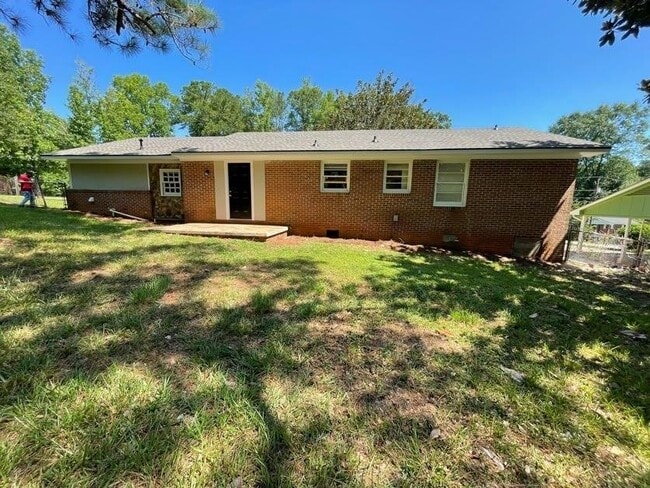 Building Photo - 418 E Northwoods Dr
