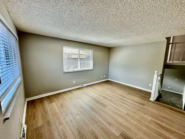 Building Photo - AVAILABLE OCTOBER! Wonderful 3 bed/2 bath ...