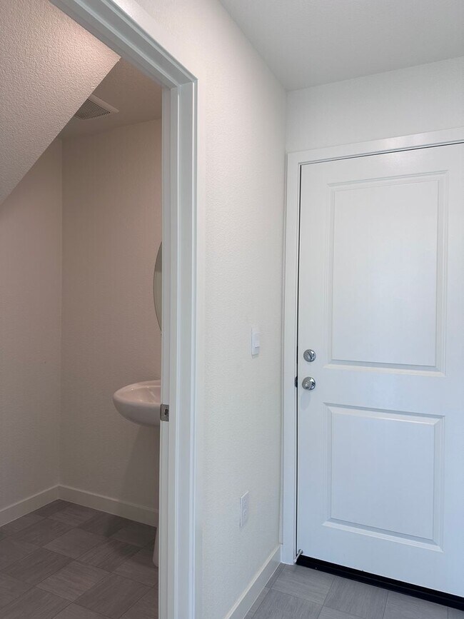 Building Photo - Beautiful 2024 Built 3 bed 2 bath!