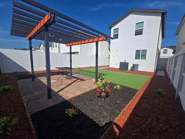 Building Photo - 3 BR 2.5 BA Available Now