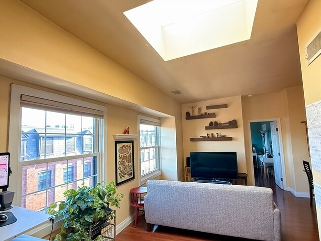 Building Photo - 21 Linden St