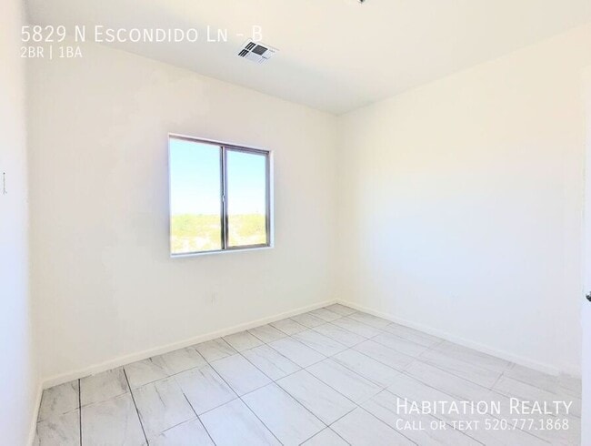Building Photo - 5829 N Escondido Ln
