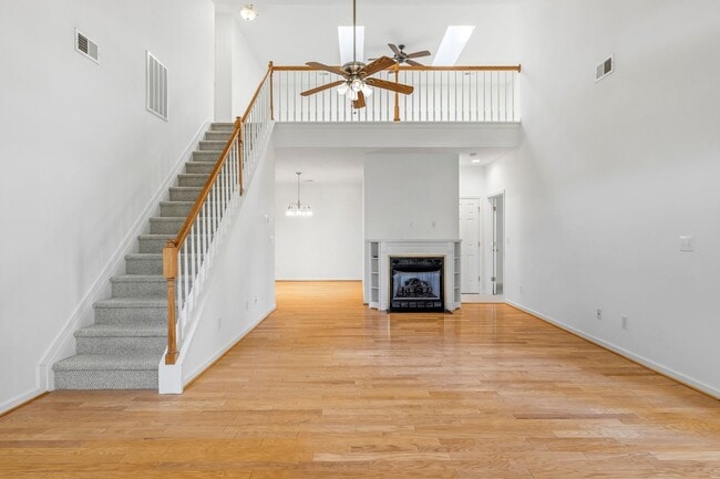 Building Photo - NW Brick Townhome, Granite Counter-Tops, Wood Floors, FP, Garage!