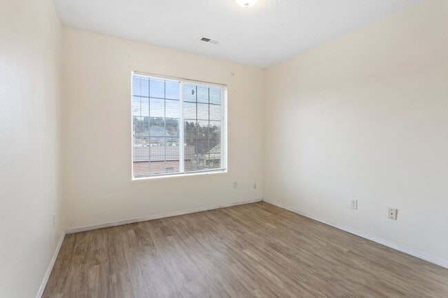Building Photo - Large 3 bedroom 2.5 Bath Home! Tour Today!