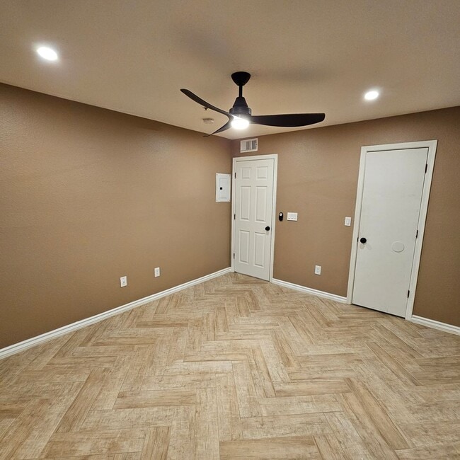 Building Photo - Spacious and Upgraded 2 Bedroom 2 Bath Pet...