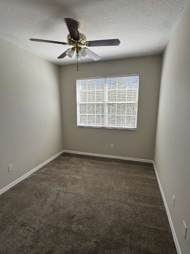 Building Photo - "Charming 3-Bed Oasis in Tampa's Heart – Spacious 1,443 Sq. Ft. with 2.5 Baths!"