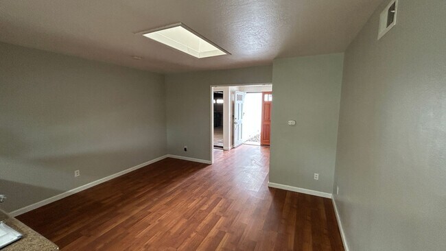 Building Photo - Charming 3-Bed, 2-Bath Home with Spacious ...