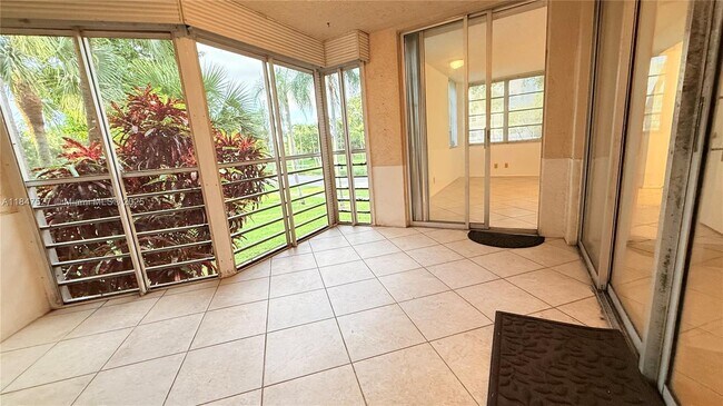 Building Photo - 1811 Sabal Palm Dr