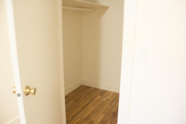 Building Photo - 2bed, hardwoods, granite, dishwasher, park...