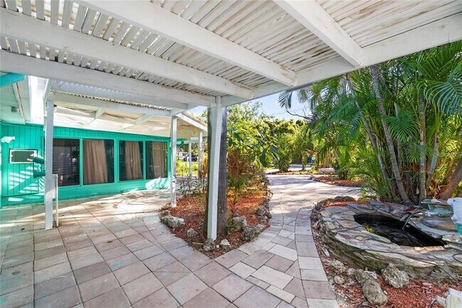 Building Photo - 8825 Oak St