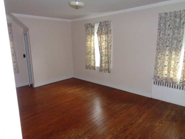 Building Photo - Spacious 4 Bedroom Hellertown Home!