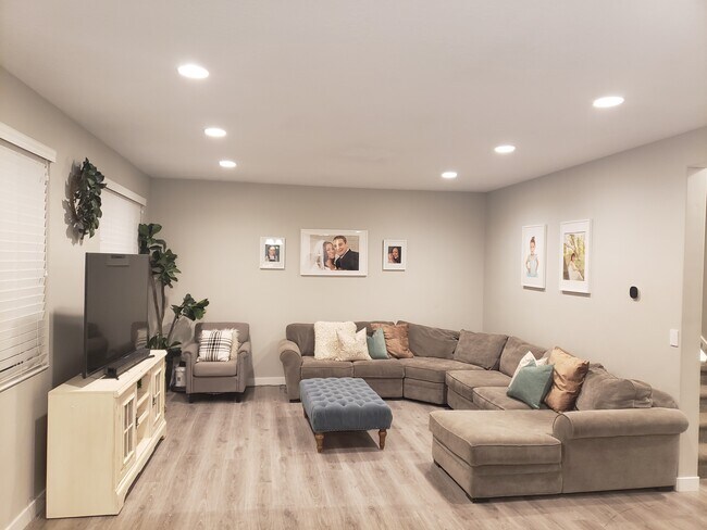 Building Photo - 1626 W Maple Shade Ln