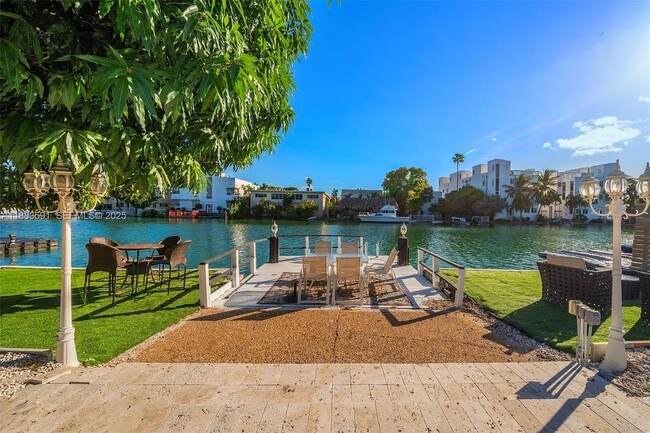 Building Photo - 840 S Shore Dr