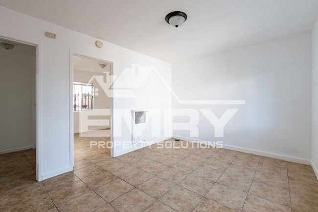 Building Photo - 2 Bedroom 1 Bathroom Rental in Huntington Park CA 90255