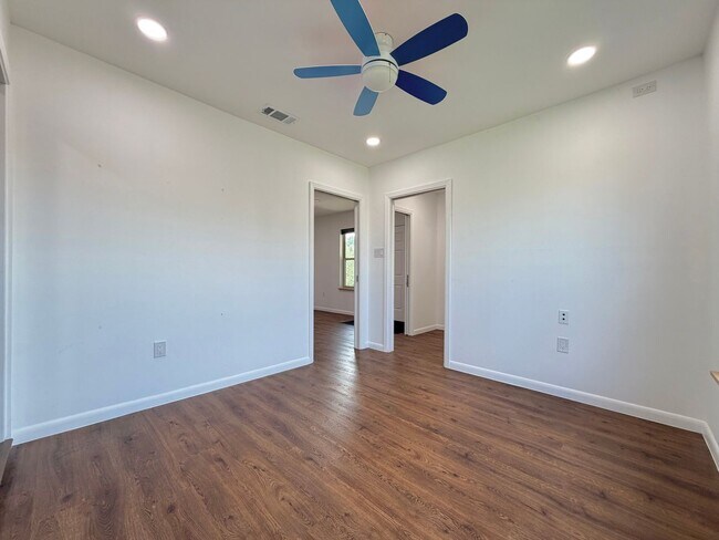 Building Photo - 7103 Twin Crest Dr