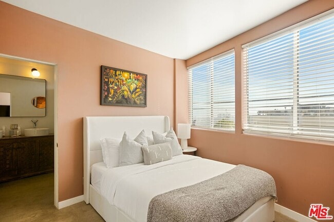 Building Photo - 8435 Franklin Ave