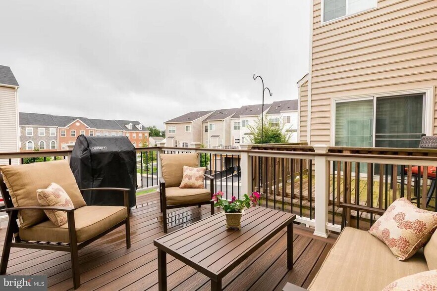 Deck - 1717 Taymount Ter NE