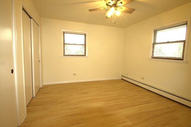 Building Photo - 8856 Plainfield Rd