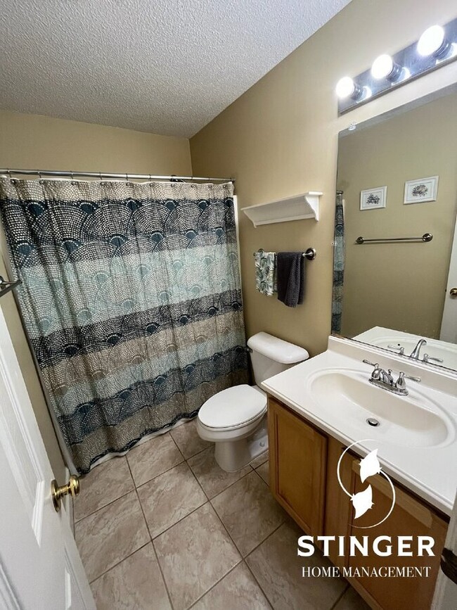 Building Photo - 4 Bedroom / 3.5 Bathroom Home For Rent in ...